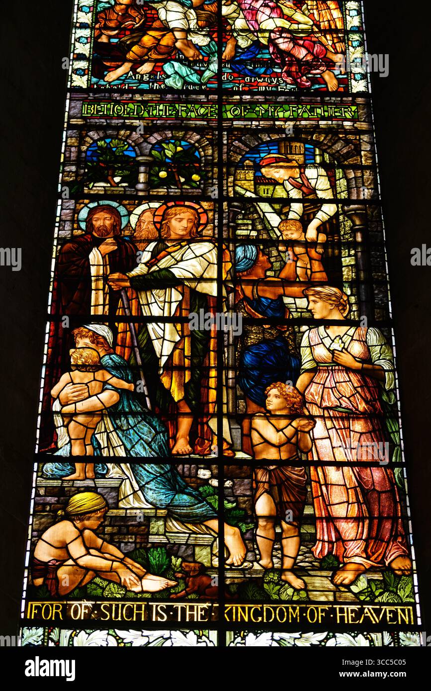 Dettagliate opere d'arte in vetro colorato che mostrano scene religiose con figure e motivi. Salisbury, Inghilterra Foto Stock