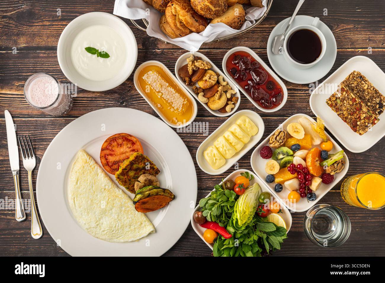 Colazione turca vegetariana con omelette, yogurt e verdure fresche Foto Stock