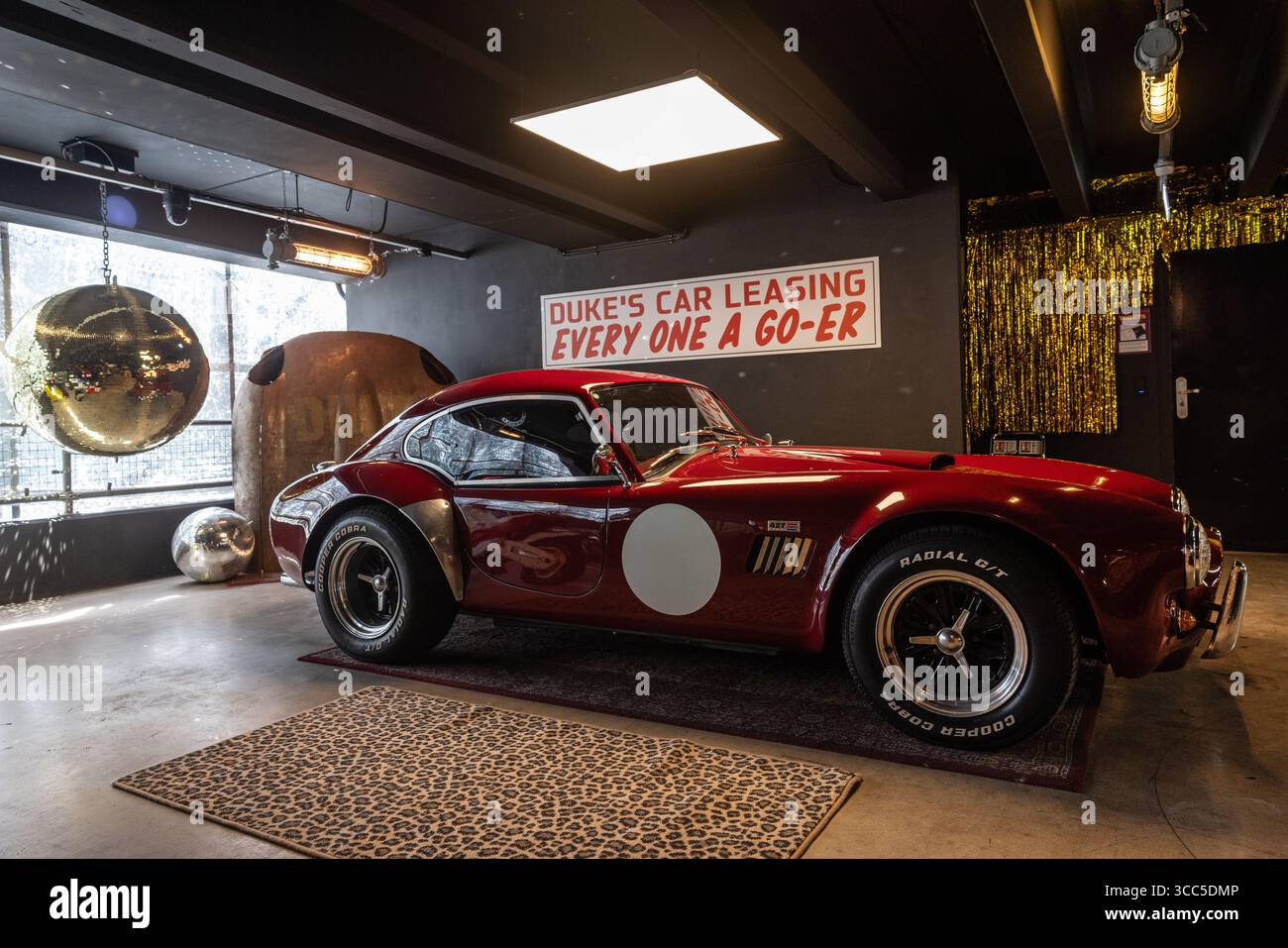 Garage per auto d'epoca duke of london a londra, inghilterra, regno unito, che espone automobili d'epoca e da collezione in un elegante ambiente retrò Foto Stock