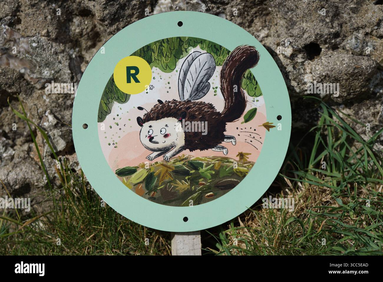 Insegna circolare decorativa a tema boschivo all'aperto in un ambiente naturale. Salisbury, Inghilterra Foto Stock