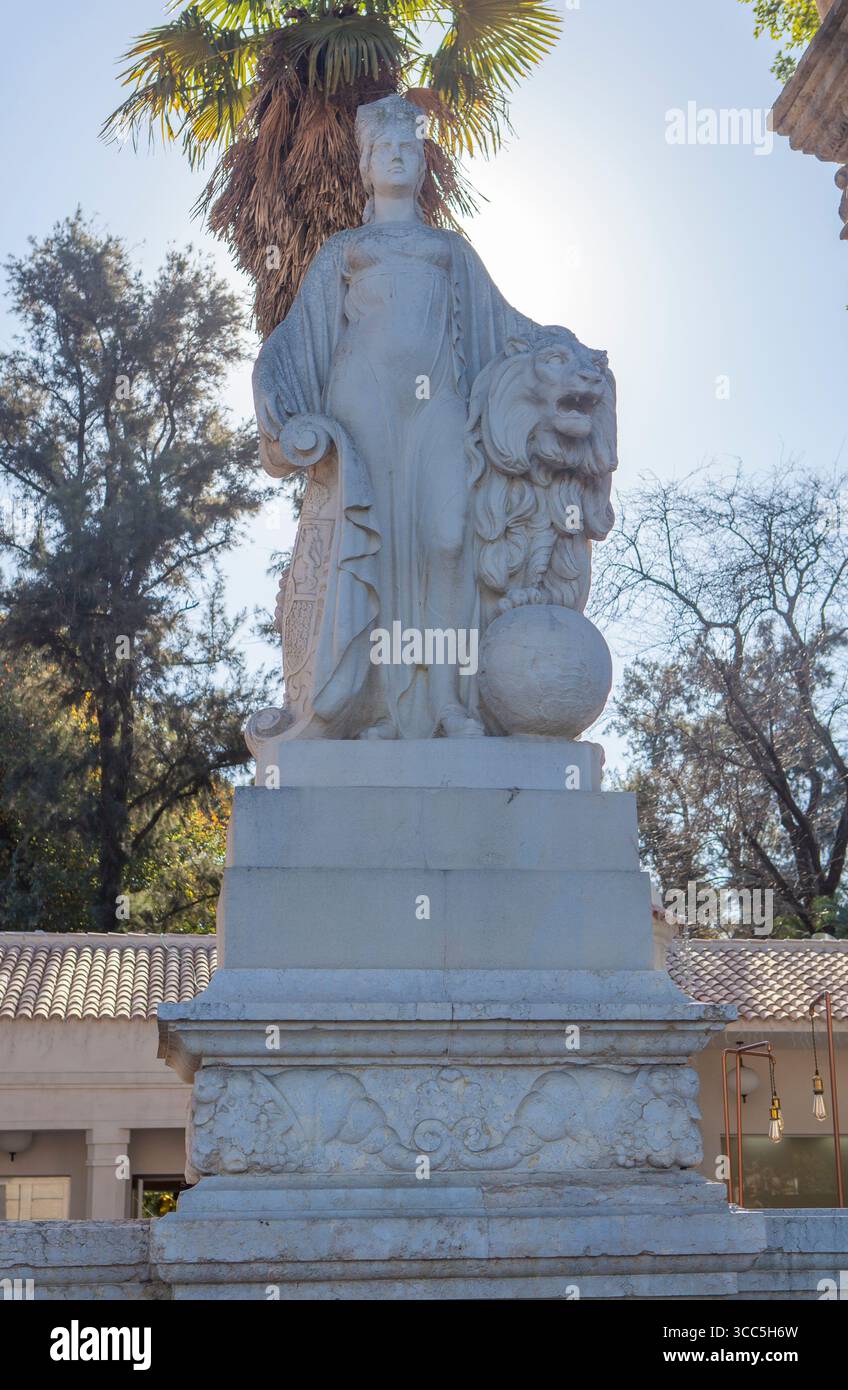 Siviglia, Spagna. 30 dicembre 2024: Hispania, figura allegorica femminile, Glorieta de San Diego, Siviglia. Manuel Delgado Brackembury scultore, 1929 Foto Stock