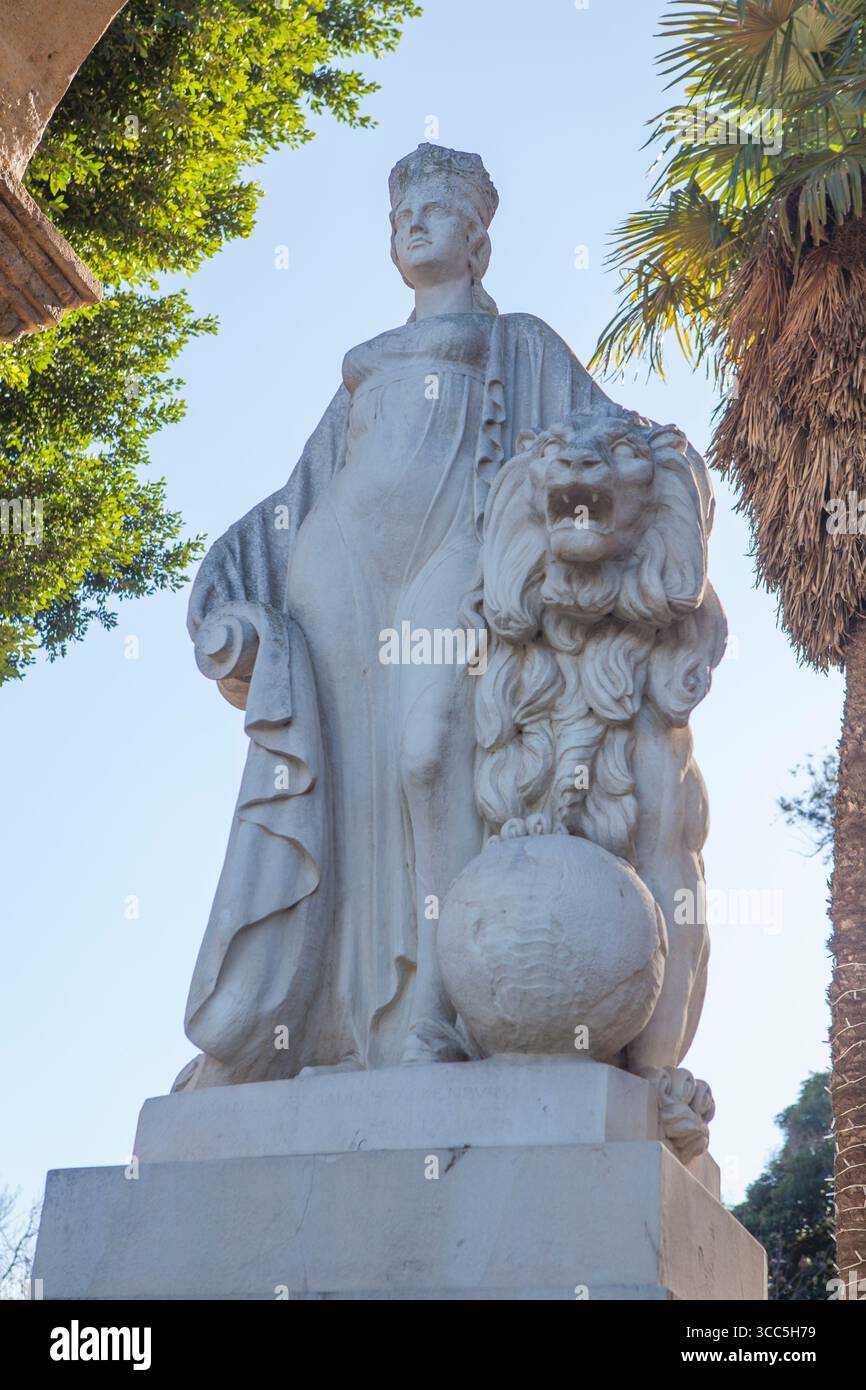 Siviglia, Spagna. 30 dicembre 2024: Hispania, figura allegorica femminile, Glorieta de San Diego, Siviglia. Manuel Delgado Brackembury scultore, 1929 Foto Stock