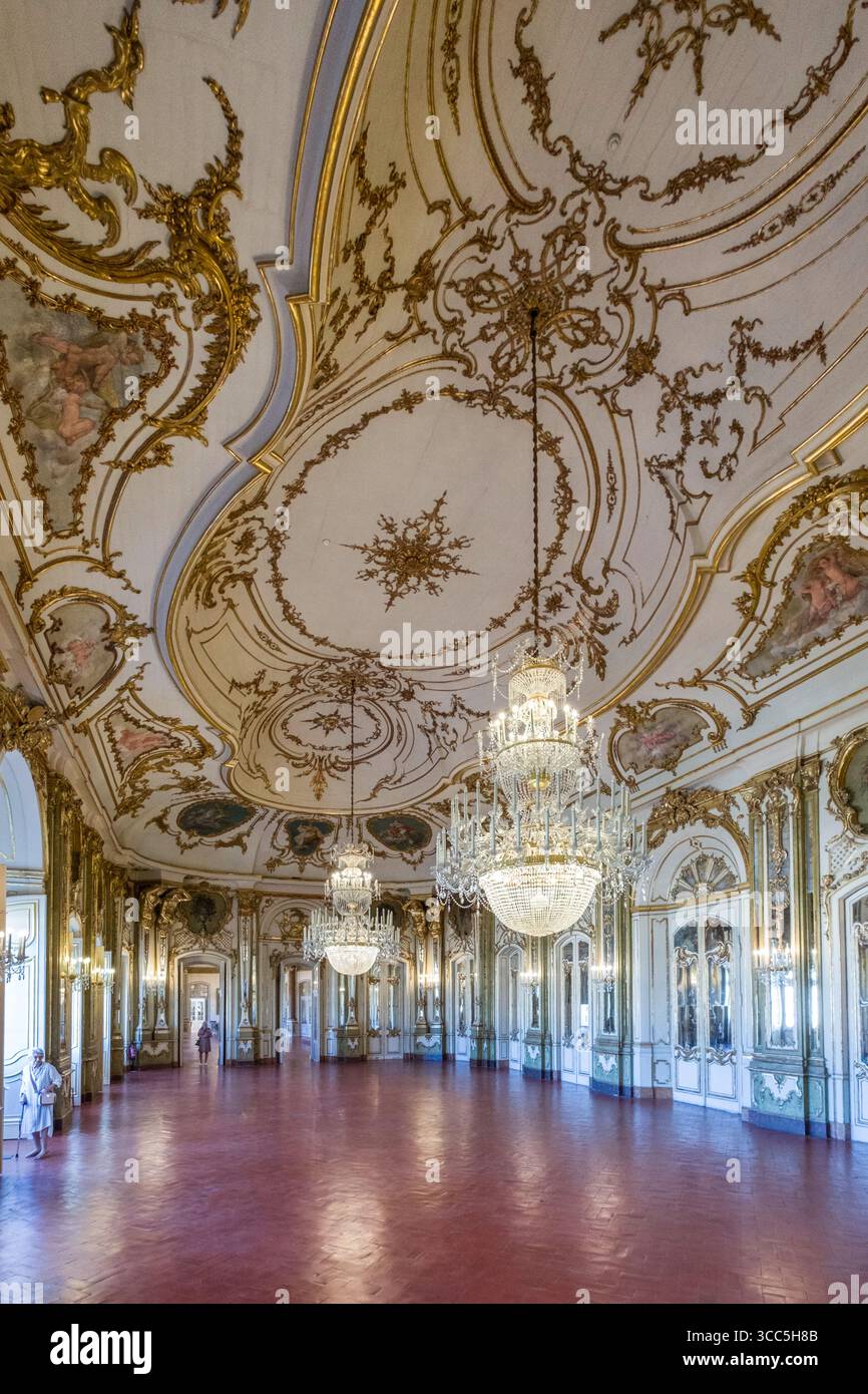 Soffitto decorato in stile rococò nel Palazzo Nazionale di Queluz, Queluz, Sintra, Lisbona, Portogallo Foto Stock