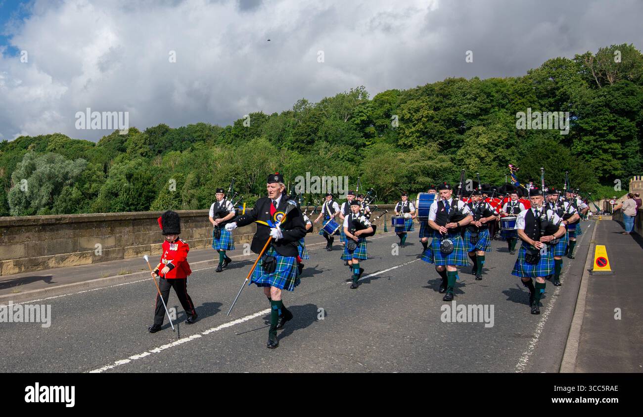 Little Frank partecipa alla rideout di Flodden mentre marcia con la Coldstream Pipe Band. Come parte della Coldstream Civic Week Foto Stock
