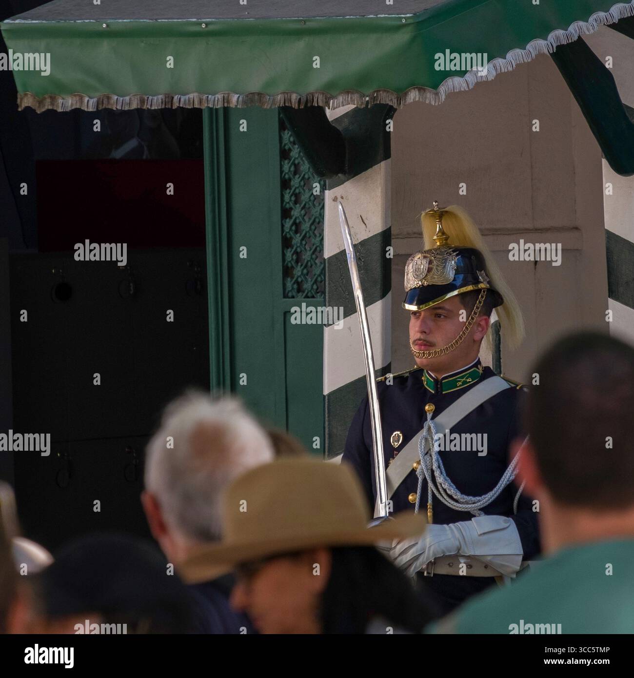 Guardia colorata che tiene la spada in piedi in una baracca di guardia all'esterno del Museu da Guarda Nacional Republicana / Museu da GNR, largo do Carmo, Santa Maria Maior, Lisb Foto Stock