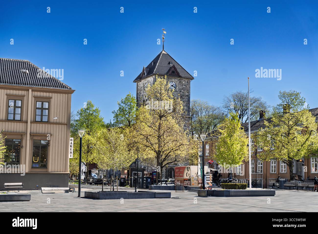 L'esterno di una chiesa storica presenta un colorato altare e tradizionali pali di legno, completato da vibranti opere d'arte e da intricati elementi decorativi Foto Stock