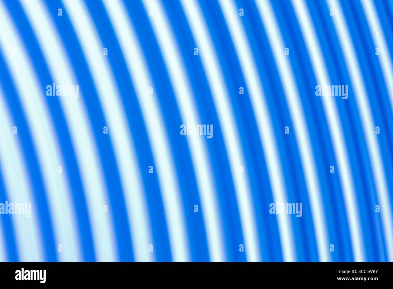Motivo a strisce diagonali blu bianco sfondo sfocatura movimento astratto Foto Stock