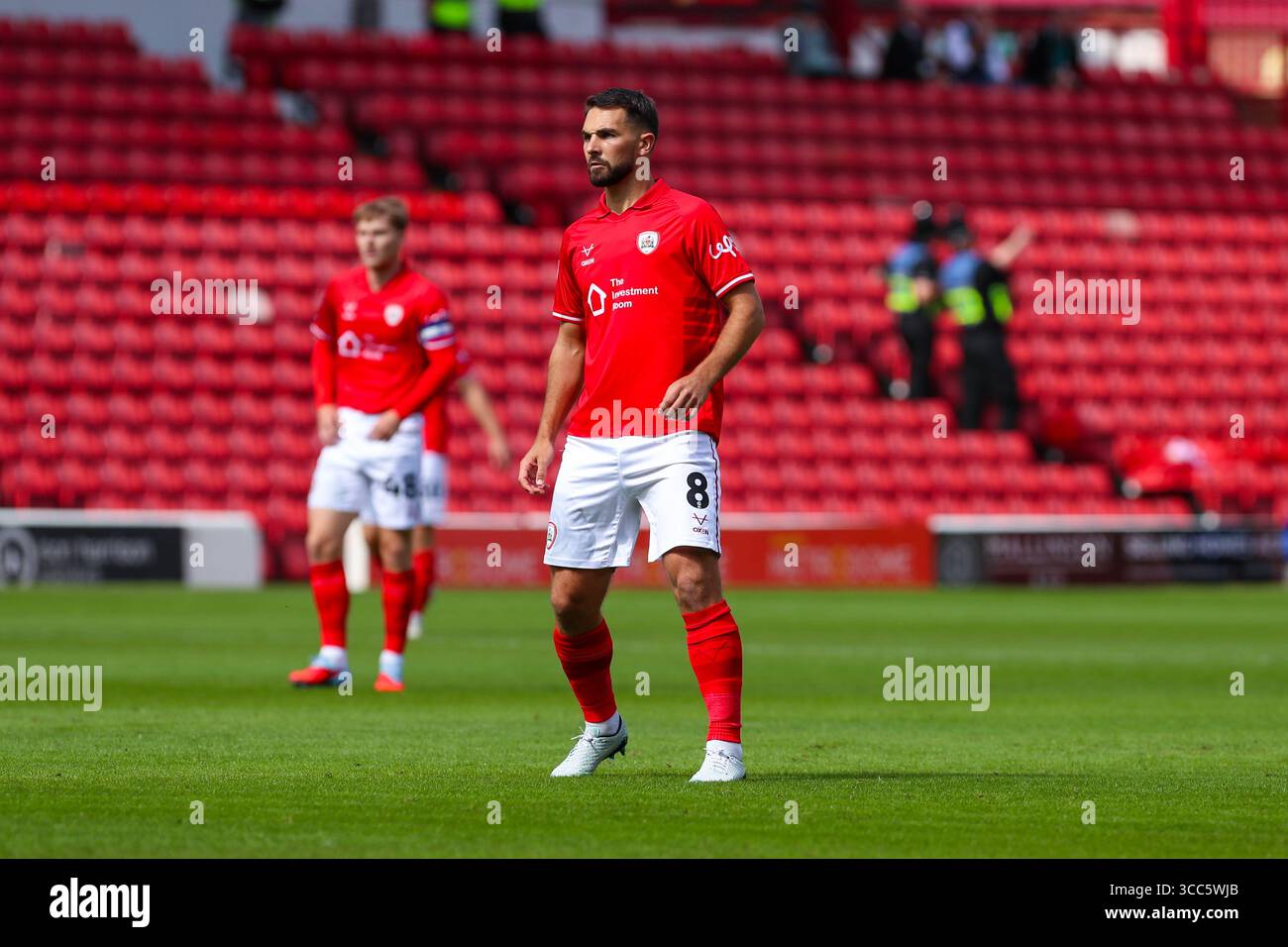 Oakwell Stadium, Barnsley, Inghilterra - 9 agosto 2025 Adam Phillips (8) di Barnsley - durante la partita Barnsley contro Burton Albion, Sky Bet League One, 2025/26, Oakwell Stadium, Barnsley, Inghilterra - 9 agosto 2025 crediti: Mathew Marsden/WhiteRosePhotos/Alamy Live News Foto Stock
