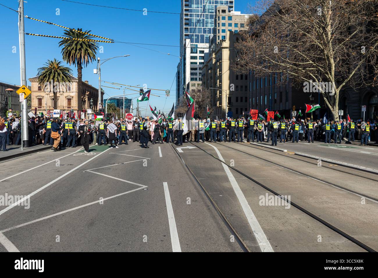 La polizia di Victoria forma una linea per impedire alla Palestina di avvicinarsi ai manifestanti pro-Israele. I manifestanti pro-Palestina e pro-Israele si avvicinarono a una faccia a Melbourne, provocando una grande risposta della polizia Victoria, che includeva l'ordine pubblico, gli ufficiali a cavallo e gli ufficiali di servizio generale. Il raduno pro-Palestina, che ha visto un numero stimato di oltre mille partecipanti, ha marciato attraverso il CBD chiedendo un cessate il fuoco a Gaza, mentre meno di 10 membri del gruppo filo-israeliano Lions of Sion hanno tenuto una contro-dimostrazione. La polizia formò delle linee per tenere separati i gruppi, con diversi scambi tesi e arresti che prendevano plac Foto Stock