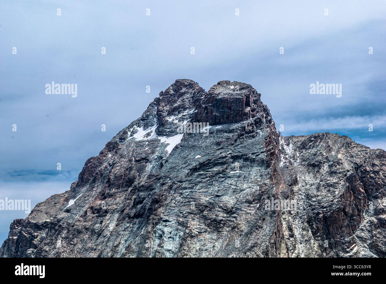 Monviso con il dado di Vallanta, le montagne iconiche delle Alpi Cozie viste dalla Valle Varaita Foto Stock