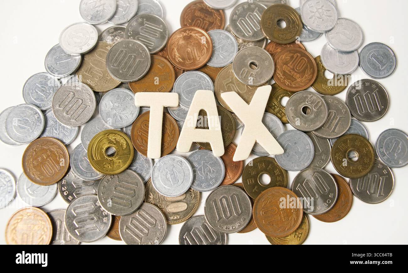 Testo "TASSA" su moneta giapponese monete yen giapponesi su sfondo bianco Foto Stock