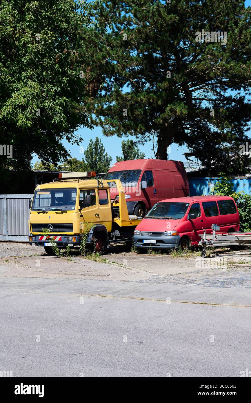 Abgestellte gebrauchte Fahrzeuge am Straßenrand Foto Stock