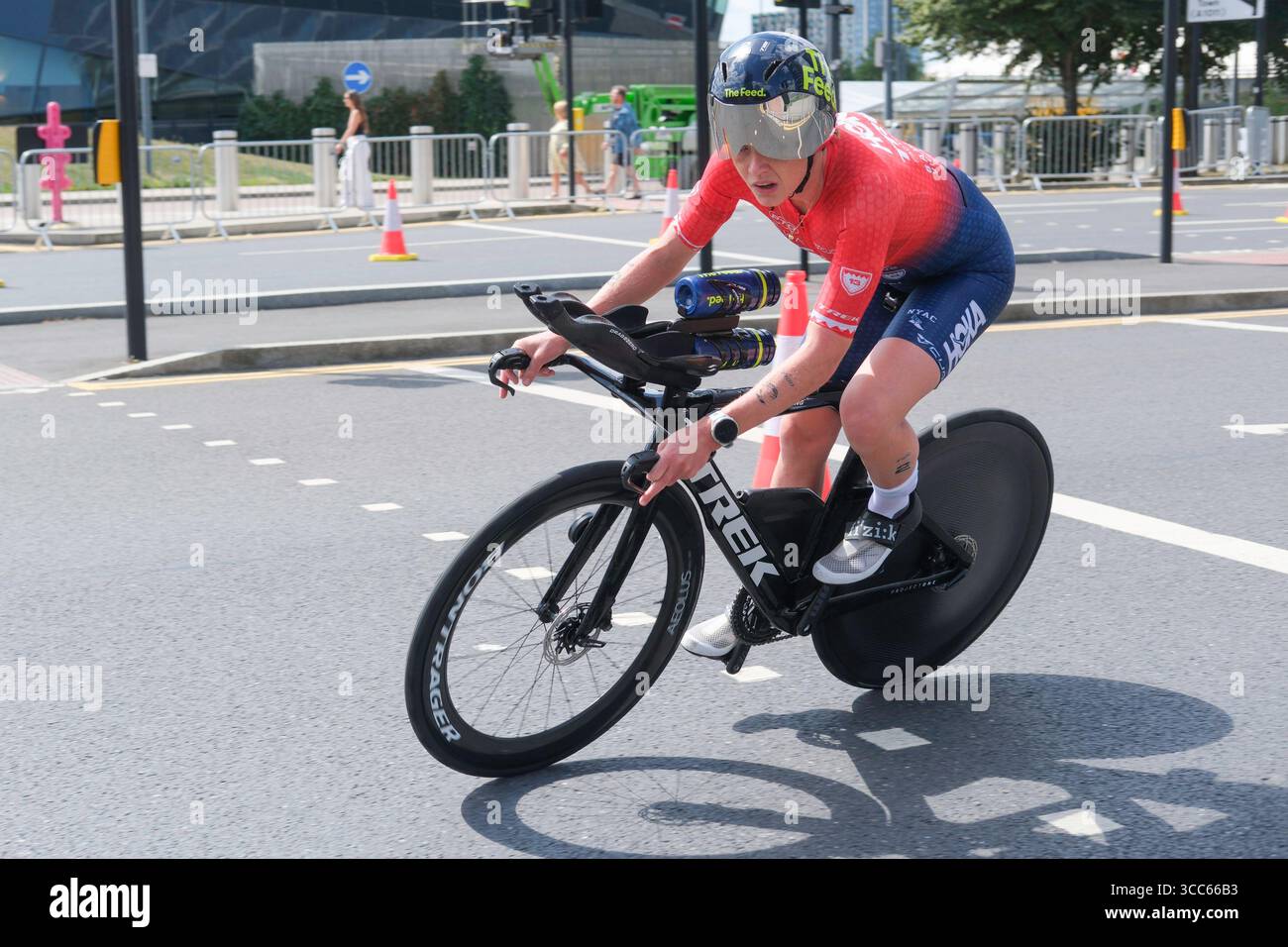 Londra, Regno Unito 9 agosto 2025. Taylor Knibb (USA) gareggia nella T100 Triathlon femminile a Londra Docklands, per arrivare al terzo posto. Foto Stock Londra, Regno Unito 9 agosto 2025. Taylor Knibb (USA) gareggia nella T100 Triathlon femminile a Londra Docklands, per arrivare al terzo posto. Foto Stock