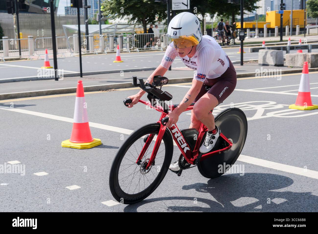 Londra, Regno Unito 9 agosto 2025. Holly Lawrence (GB) gareggia nella T100 Triathlon femminile nella Docklands di Londra. Foto Stock Londra, Regno Unito 9 agosto 2025. Holly Lawrence (GB) gareggia nella T100 Triathlon femminile nella Docklands di Londra. Foto Stock