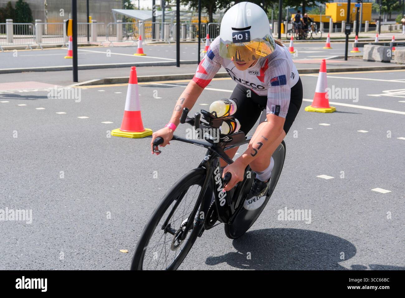Londra, Regno Unito 9 agosto 2025. Hannah Berry (NZ) gareggia nella T100 Triathlon femminile a London Docklands. Foto Stock Londra, Regno Unito 9 agosto 2025. Hannah Berry (NZ) gareggia nella T100 Triathlon femminile a London Docklands. Foto Stock