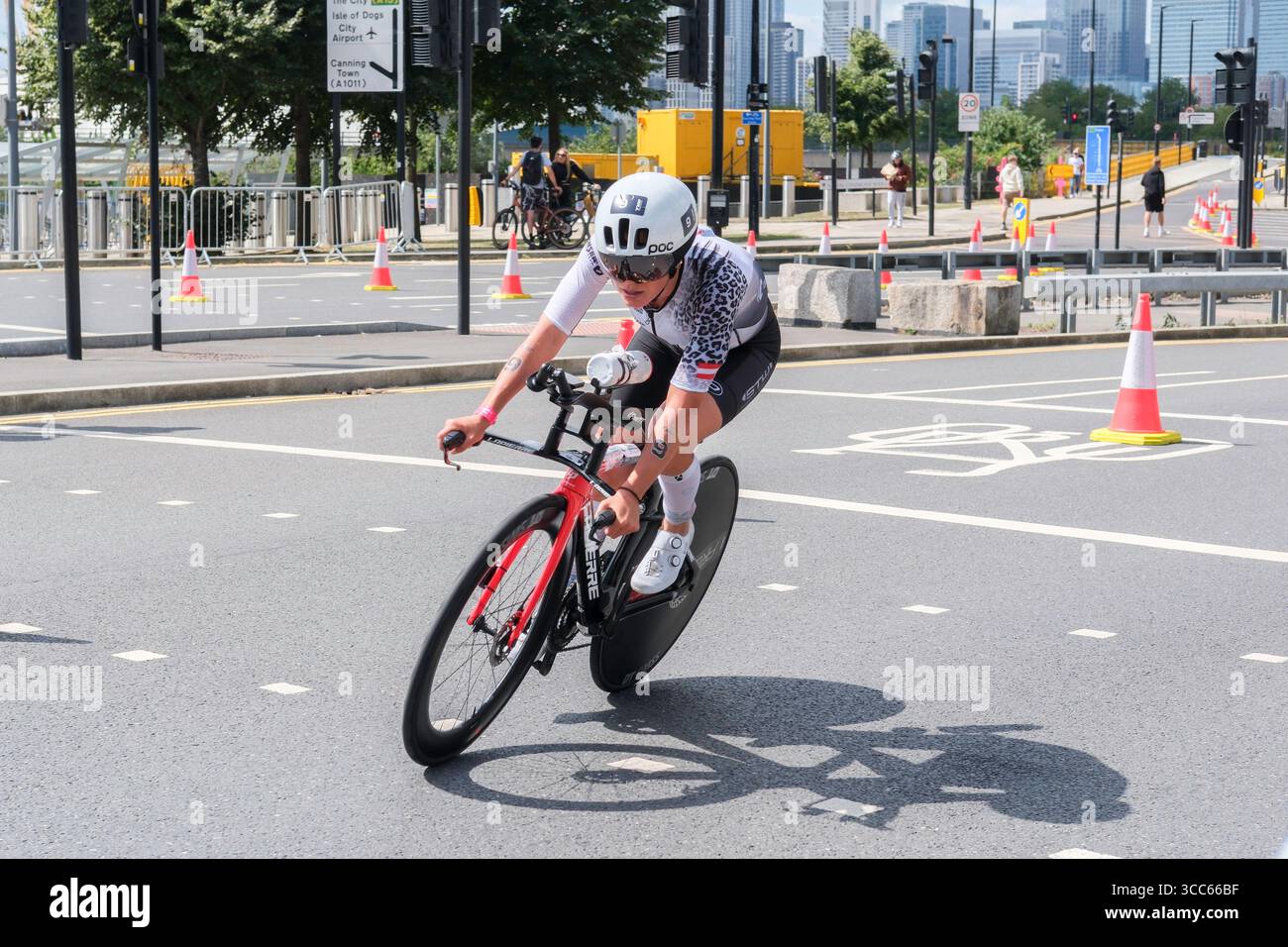 Londra, Regno Unito 9 agosto 2025. Lisa Perterer (Austria) gareggia nella T100 Triathlon femminile a Londra Docklands. Foto Stock Londra, Regno Unito 9 agosto 2025. Lisa Perterer (Austria) gareggia nella T100 Triathlon femminile a Londra Docklands. Foto Stock