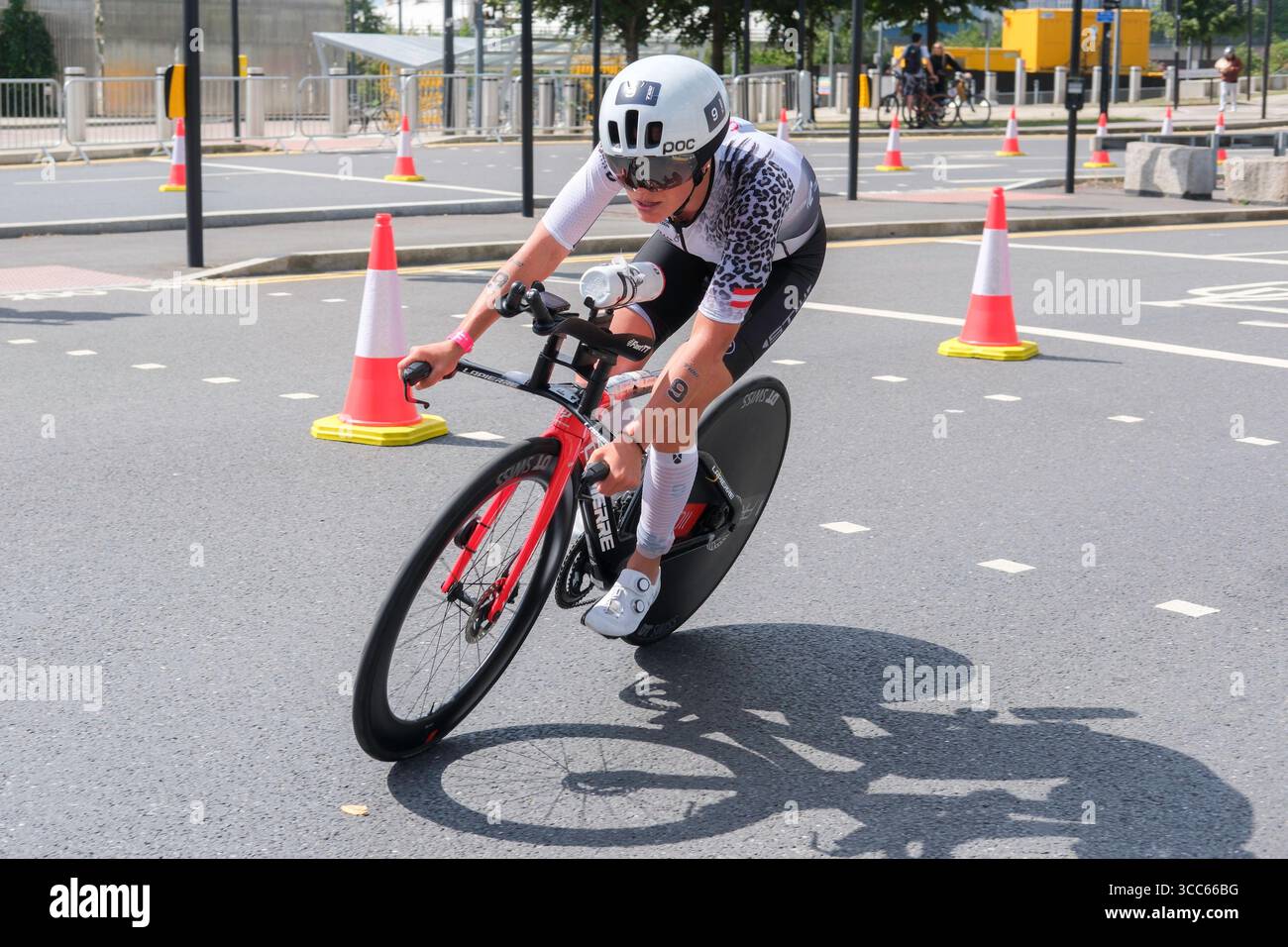 Londra, Regno Unito 9 agosto 2025. Lisa Perterer (Austria) gareggia nella T100 Triathlon femminile a Londra Docklands. Foto Stock Londra, Regno Unito 9 agosto 2025. Lisa Perterer (Austria) gareggia nella T100 Triathlon femminile a Londra Docklands. Foto Stock