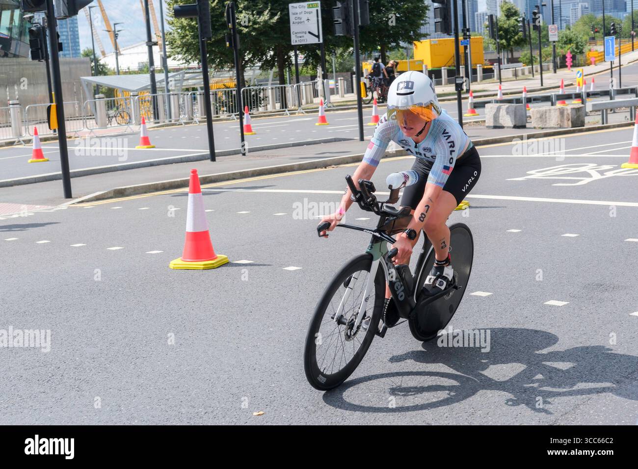 Londra, Regno Unito 9 agosto 2025. Grace Alexander (USA) gareggia nella T100 Triathlon femminile nella Docklands di Londra. Foto Stock Londra, Regno Unito 9 agosto 2025. Grace Alexander (USA) gareggia nella T100 Triathlon femminile nella Docklands di Londra. Foto Stock