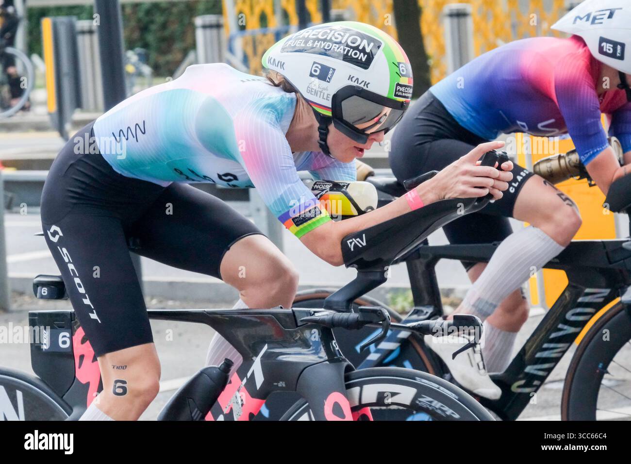 Londra, Regno Unito 9 agosto 2025. Ashleigh Gentle (Aus) gareggia nella T100 Triathlon femminile a London Docklands. Foto Stock Londra, Regno Unito 9 agosto 2025. Ashleigh Gentle (Aus) gareggia nella T100 Triathlon femminile a London Docklands. Foto Stock