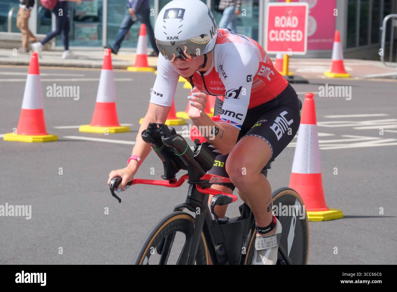Londra, Regno Unito 9 agosto 2025. Laura Madsen della Danimarca gareggia nella T100 Triathlon femminile a Londra Docklands. Foto Stock Londra, Regno Unito 9 agosto 2025. Laura Madsen della Danimarca gareggia nella T100 Triathlon femminile a Londra Docklands. Foto Stock