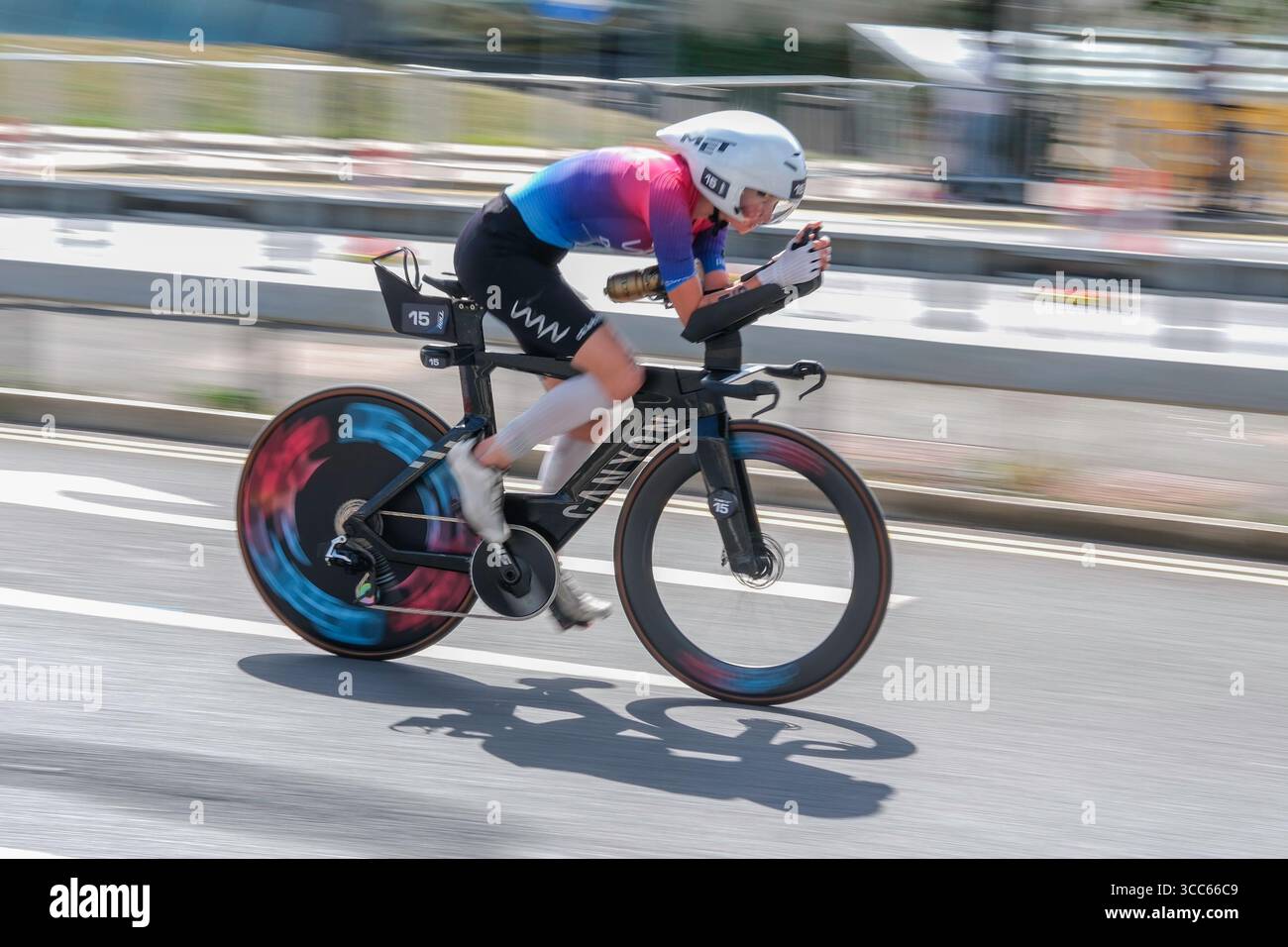 Londra, Regno Unito 9 agosto 2025. Hanne De Vet del Belgio gareggia nella T100 Triathlon femminile a Londra Docklands. Foto Stock Londra, Regno Unito 9 agosto 2025. Hanne De Vet del Belgio gareggia nella T100 Triathlon femminile a Londra Docklands. Foto Stock