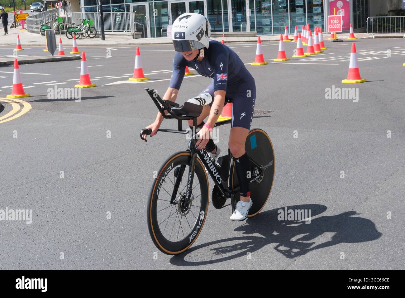 Londra, Regno Unito 9 agosto 2025. Kate Waugh (GB) gareggia nella T100 Triathlon femminile a Londra Docklands finendo al secondo posto. Foto Stock Londra, Regno Unito 9 agosto 2025. Kate Waugh (GB) gareggia nella T100 Triathlon femminile a Londra Docklands finendo al secondo posto. Foto Stock