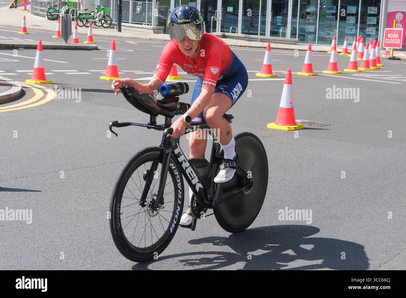 Londra, Regno Unito 9 agosto 2025. Taylor Knibb (USA) gareggia nella T100 Triathlon femminile a Londra Docklands, per arrivare al terzo posto. Foto Stock Londra, Regno Unito 9 agosto 2025. Taylor Knibb (USA) gareggia nella T100 Triathlon femminile a Londra Docklands, per arrivare al terzo posto. Foto Stock