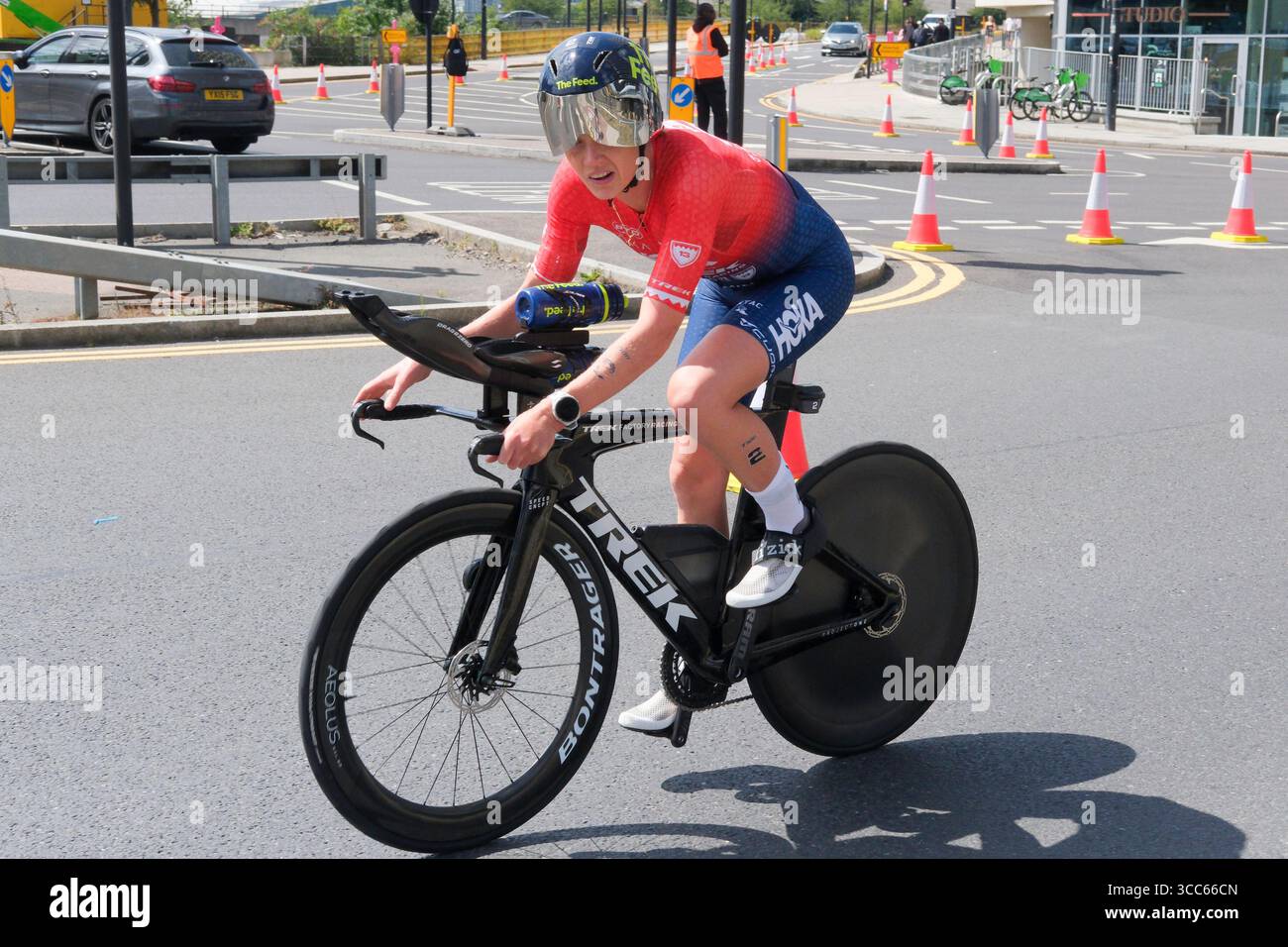 Londra, Regno Unito 9 agosto 2025. Taylor Knibb (USA) gareggia nella T100 Triathlon femminile a Londra Docklands, per arrivare al terzo posto. Foto Stock Londra, Regno Unito 9 agosto 2025. Taylor Knibb (USA) gareggia nella T100 Triathlon femminile a Londra Docklands, per arrivare al terzo posto. Foto Stock