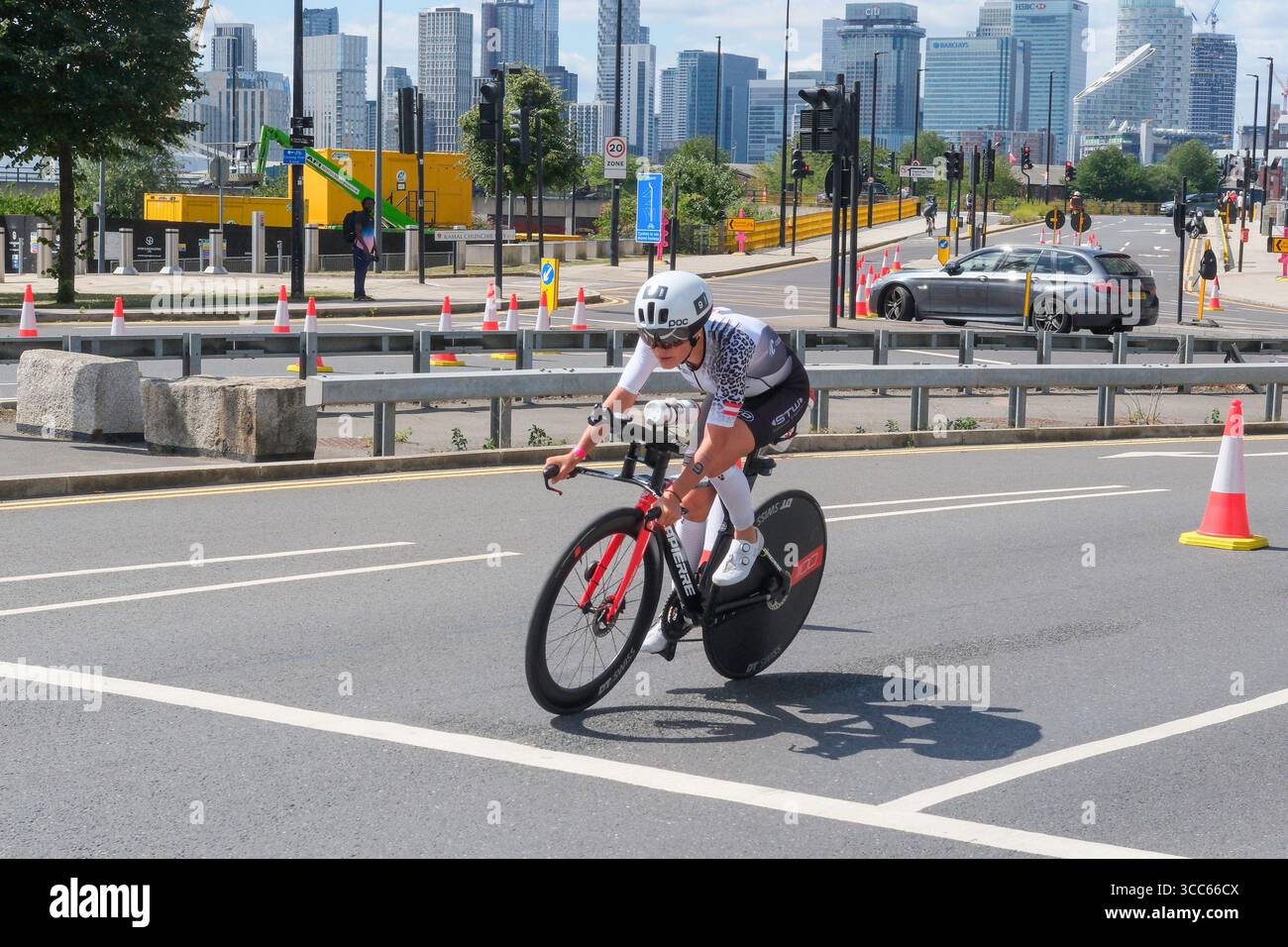 Londra, Regno Unito 9 agosto 2025. Lisa Perterer (Austria) gareggia nella T100 Triathlon femminile a Londra Docklands. Foto Stock Londra, Regno Unito 9 agosto 2025. Lisa Perterer (Austria) gareggia nella T100 Triathlon femminile a Londra Docklands. Foto Stock