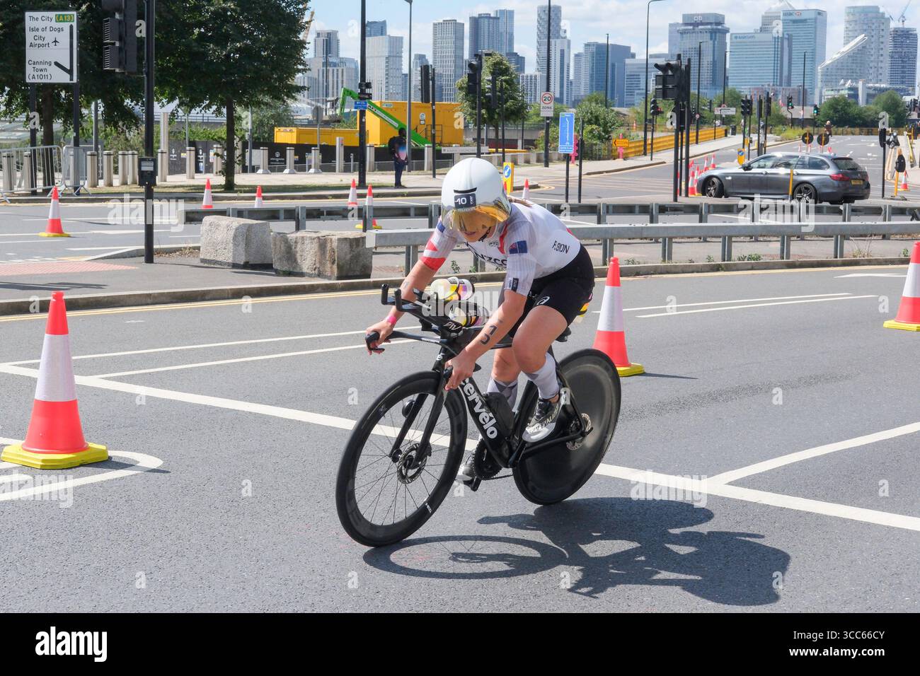 Londra, Regno Unito 9 agosto 2025. Hannah Berry (NZ) gareggia nella T100 Triathlon femminile a London Docklands. Foto Stock Londra, Regno Unito 9 agosto 2025. Hannah Berry (NZ) gareggia nella T100 Triathlon femminile a London Docklands. Foto Stock
