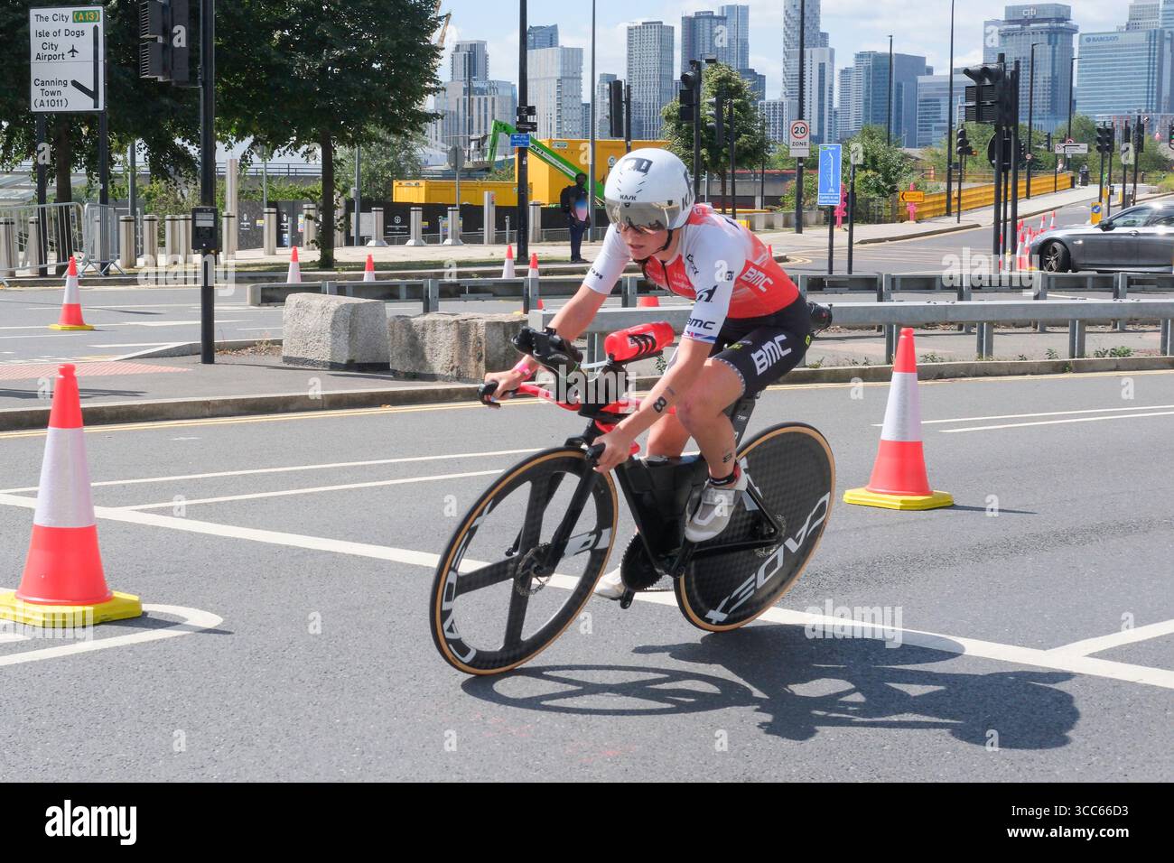 Londra, Regno Unito 9 agosto 2025. Laura Madsen della Danimarca gareggia nella T100 Triathlon femminile a Londra Docklands. Foto Stock Londra, Regno Unito 9 agosto 2025. Laura Madsen della Danimarca gareggia nella T100 Triathlon femminile a Londra Docklands. Foto Stock