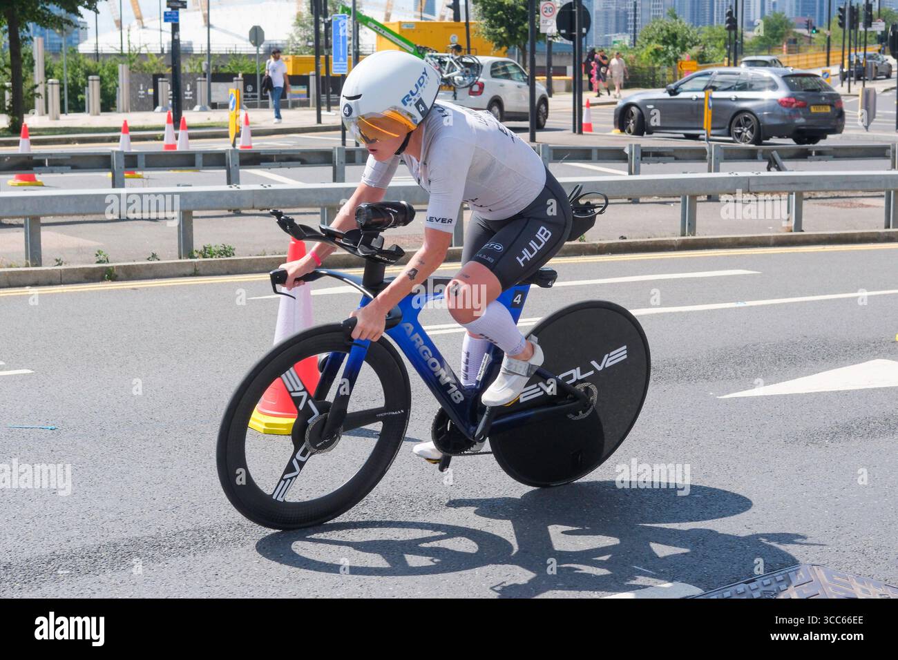 Londra, Regno Unito 9 agosto 2025. Jessica Learmonth (GB) gareggia nella T100 Triathlon femminile, London Docklands. Foto Stock Londra, Regno Unito 9 agosto 2025. Jessica Learmonth (GB) gareggia nella T100 Triathlon femminile, London Docklands. Foto Stock