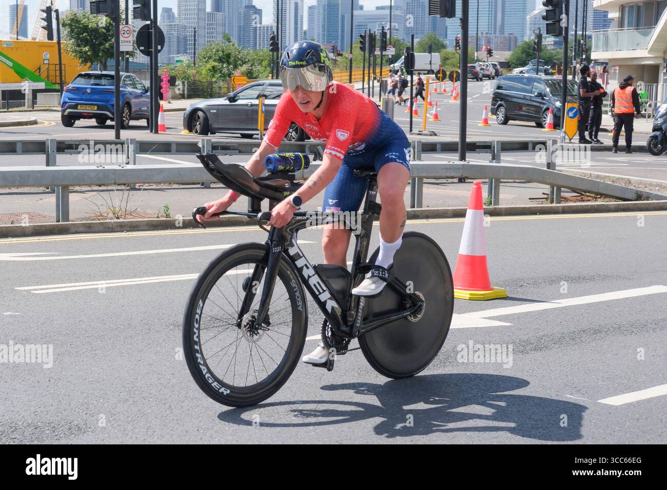 Londra, Regno Unito 9 agosto 2025. Taylor Knibb (USA) gareggia nella T100 Triathlon femminile a Londra Docklands, per arrivare al terzo posto. Foto Stock Londra, Regno Unito 9 agosto 2025. Taylor Knibb (USA) gareggia nella T100 Triathlon femminile a Londra Docklands, per arrivare al terzo posto. Foto Stock