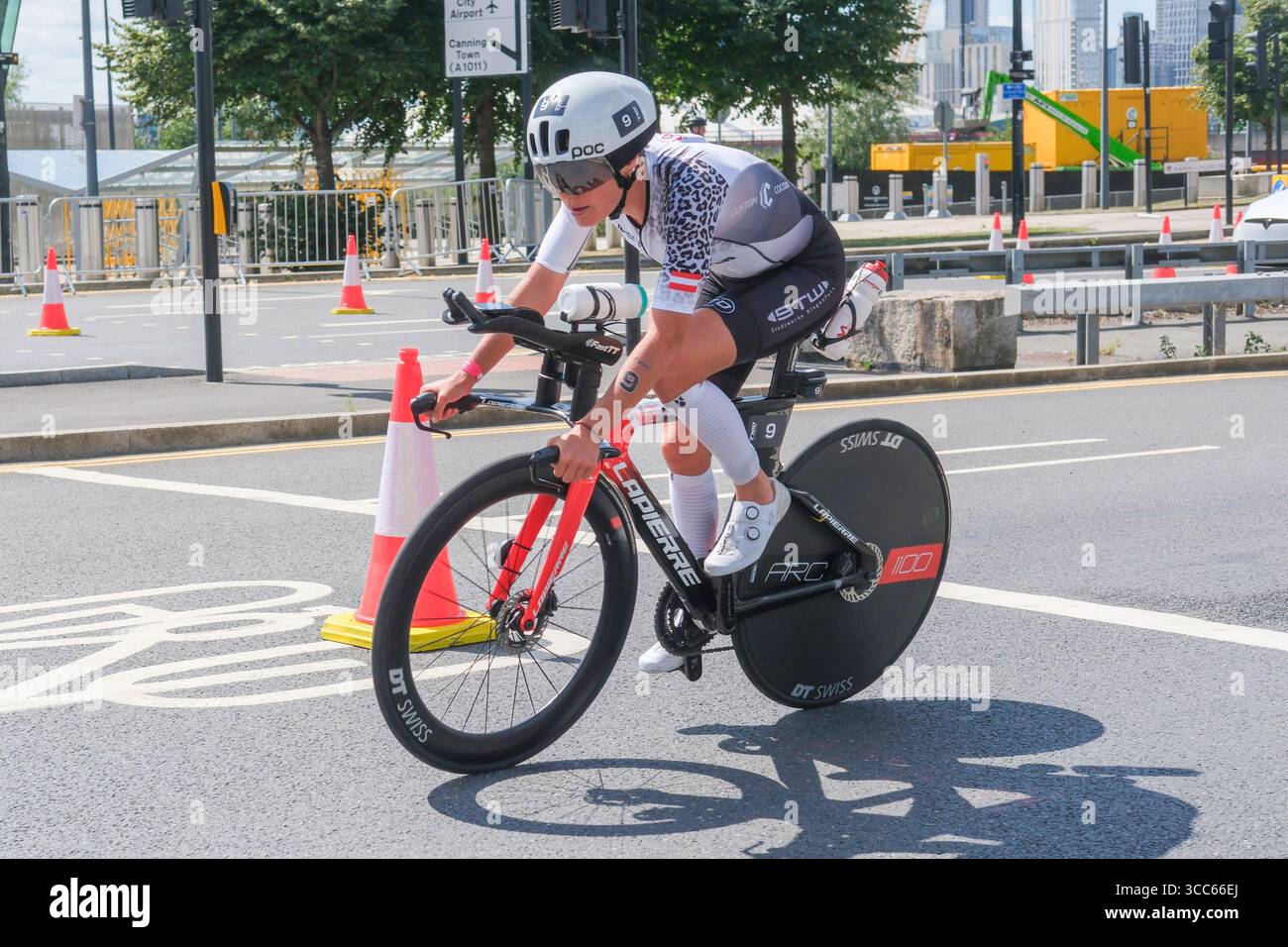 Londra, Regno Unito 9 agosto 2025. Lisa Perterer (Austria) gareggia nella T100 Triathlon femminile a Londra Docklands. Foto Stock Londra, Regno Unito 9 agosto 2025. Lisa Perterer (Austria) gareggia nella T100 Triathlon femminile a Londra Docklands. Foto Stock