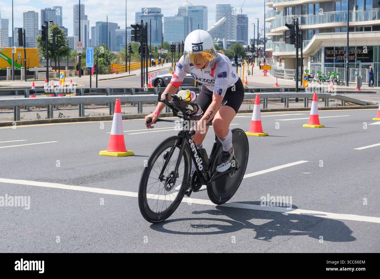 Londra, Regno Unito 9 agosto 2025. Hannah Berry (NZ) gareggia nella T100 Triathlon femminile a London Docklands. Foto Stock Londra, Regno Unito 9 agosto 2025. Hannah Berry (NZ) gareggia nella T100 Triathlon femminile a London Docklands. Foto Stock