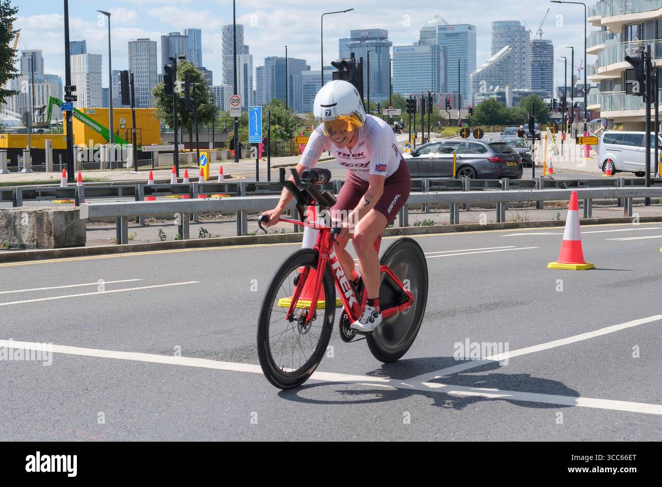 Londra, Regno Unito 9 agosto 2025. Holly Lawrence (GB) gareggia nella T100 Triathlon femminile nella Docklands di Londra. Foto Stock Londra, Regno Unito 9 agosto 2025. Holly Lawrence (GB) gareggia nella T100 Triathlon femminile nella Docklands di Londra. Foto Stock