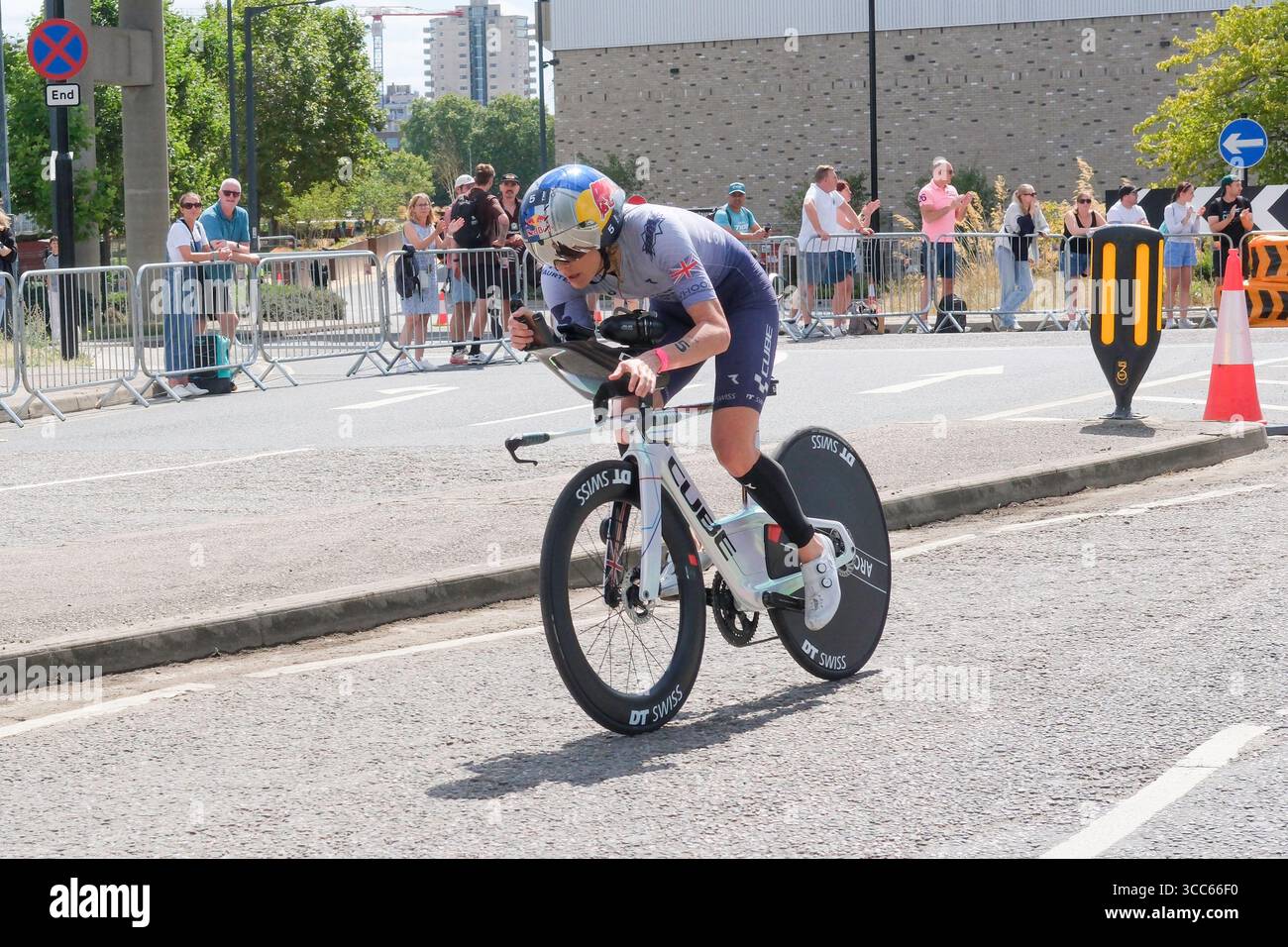 Londra, Regno Unito 9 agosto 2025. Lucy Charles-Barclay, Gran Bretagna, gareggia nella T100 Triathlon femminile a Londra Docklands sulla strada per vincere l'evento. Foto Stock Londra, Regno Unito 9 agosto 2025. Lucy Charles-Barclay, Gran Bretagna, gareggia nella T100 Triathlon femminile a Londra Docklands sulla strada per vincere l'evento. Foto Stock