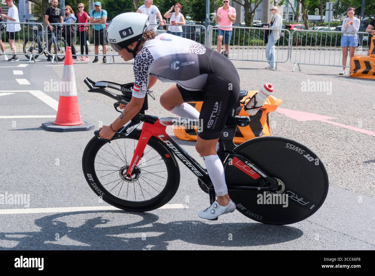 Londra, Regno Unito 9 agosto 2025. Lisa Perterer (Austria) gareggia nella T100 Triathlon femminile a Londra Docklands. Foto Stock Londra, Regno Unito 9 agosto 2025. Lisa Perterer (Austria) gareggia nella T100 Triathlon femminile a Londra Docklands. Foto Stock