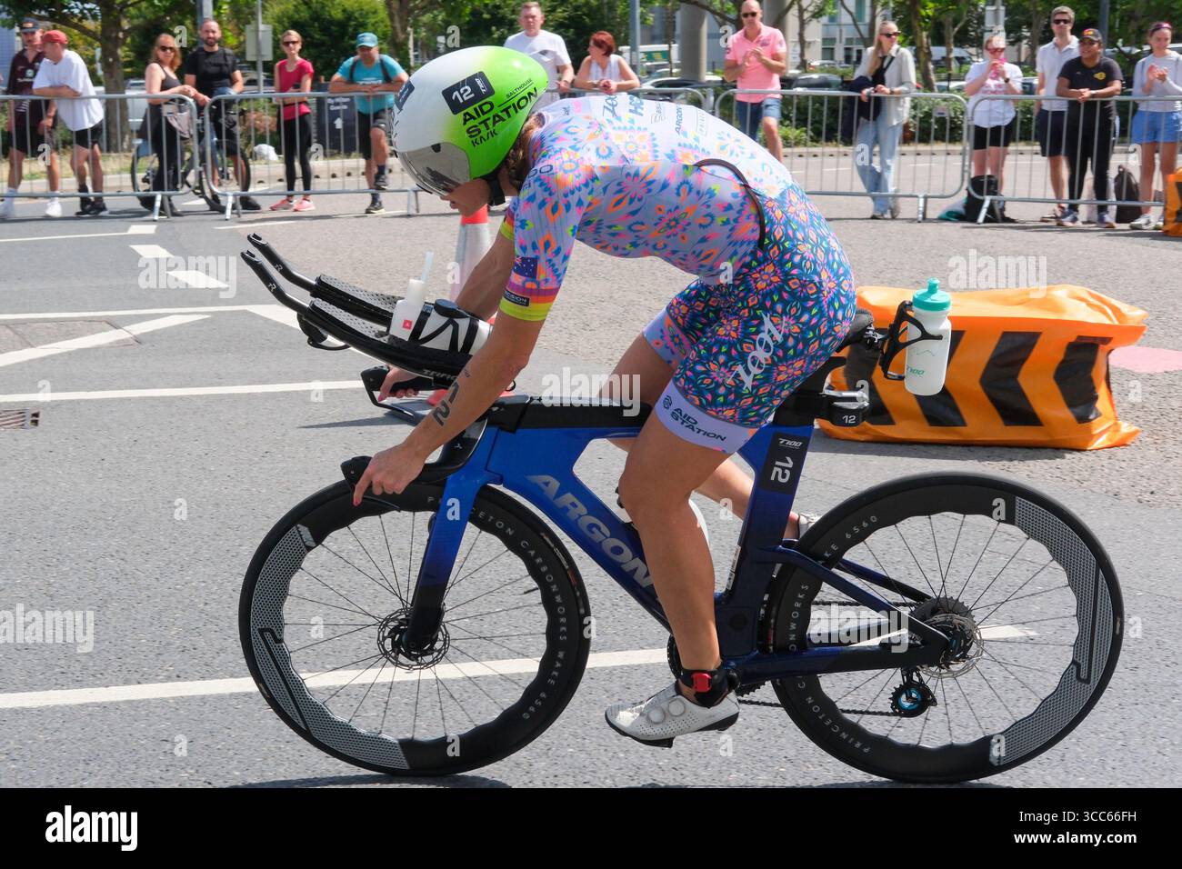 Londra, Regno Unito 9 agosto 2025. Ellie Salthouse (Aus) gareggia nella T100 Triathlon femminile a London Docklands. Foto Stock Londra, Regno Unito 9 agosto 2025. Ellie Salthouse (Aus) gareggia nella T100 Triathlon femminile a London Docklands. Foto Stock