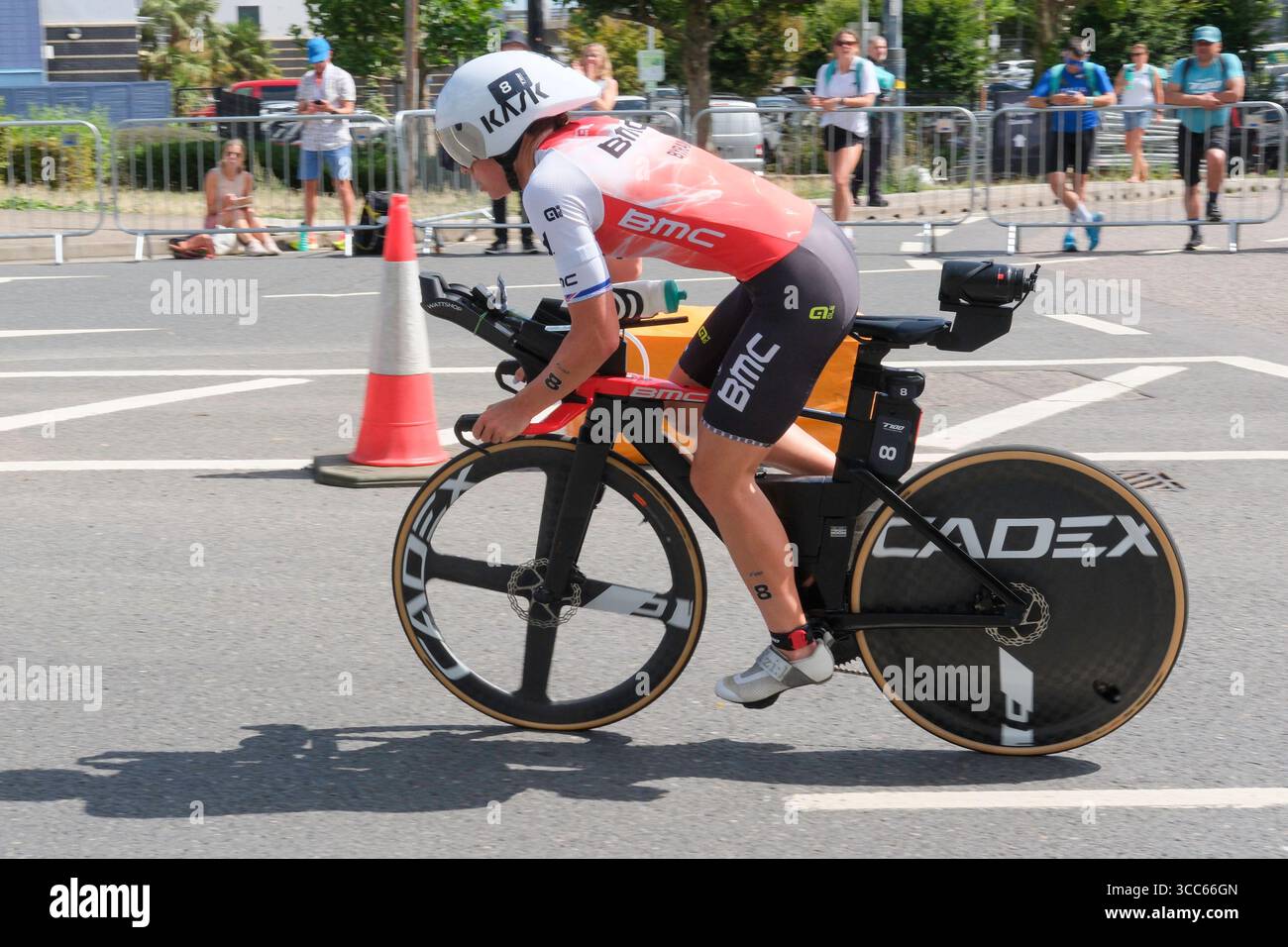Londra, Regno Unito 9 agosto 2025. Laura Madsen della Danimarca gareggia nella T100 Triathlon femminile a Londra Docklands. Foto Stock Londra, Regno Unito 9 agosto 2025. Laura Madsen della Danimarca gareggia nella T100 Triathlon femminile a Londra Docklands. Foto Stock