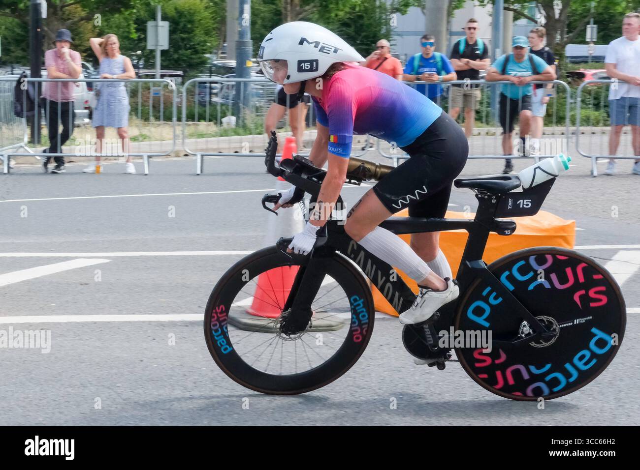 Londra, Regno Unito 9 agosto 2025. Hanne De Vet del Belgio gareggia nella T100 Triathlon femminile a Londra Docklands. Foto Stock Londra, Regno Unito 9 agosto 2025. Hanne De Vet del Belgio gareggia nella T100 Triathlon femminile a Londra Docklands. Foto Stock