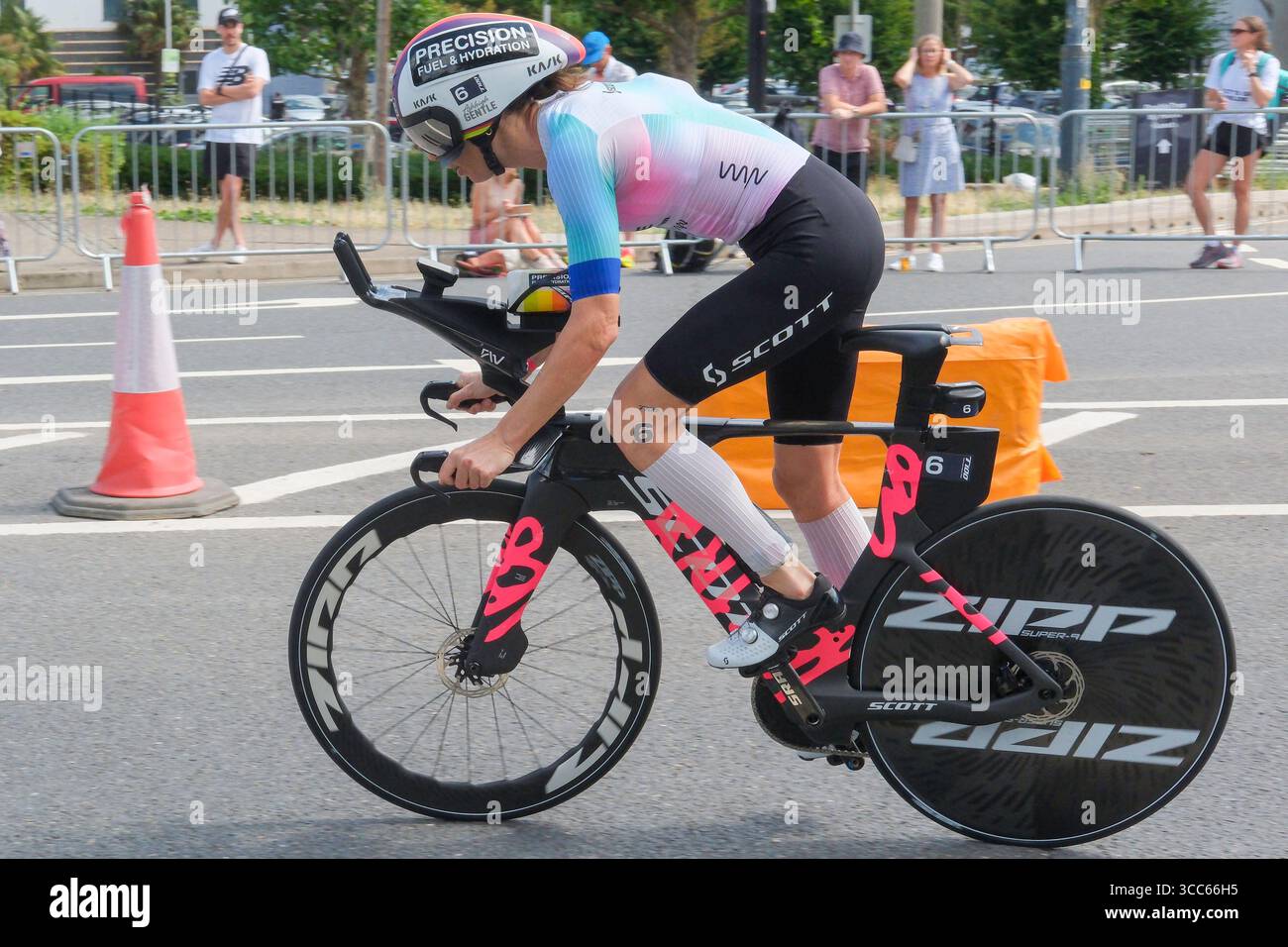 Londra, Regno Unito 9 agosto 2025. Ashleigh Gentle (Aus) gareggia nella T100 Triathlon femminile a London Docklands. Foto Stock Londra, Regno Unito 9 agosto 2025. Ashleigh Gentle (Aus) gareggia nella T100 Triathlon femminile a London Docklands. Foto Stock
