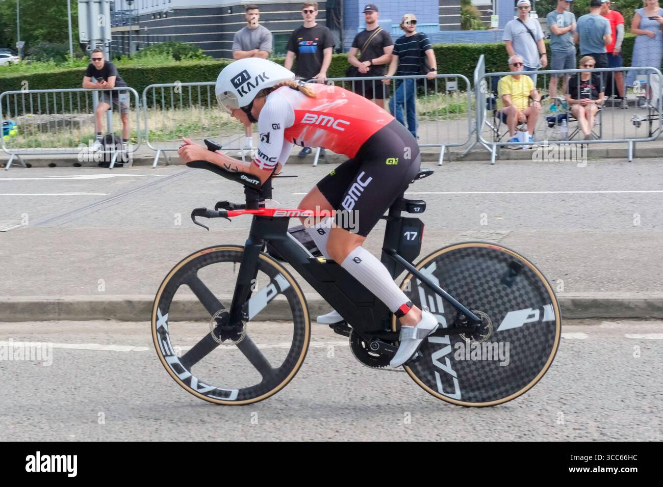 Londra, Regno Unito 9 agosto 2025. Laura Madsen della Danimarca gareggia nella T100 Triathlon femminile a Londra Docklands. Foto Stock Londra, Regno Unito 9 agosto 2025. Laura Madsen della Danimarca gareggia nella T100 Triathlon femminile a Londra Docklands. Foto Stock