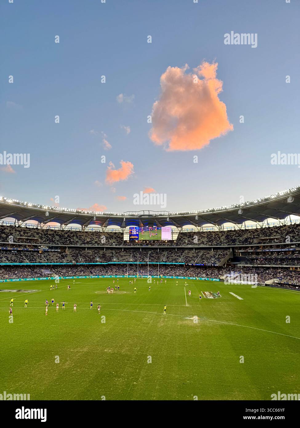 Partita di football AFL tra West Coast Eagles e Adelaide Crows all'Optus Stadium di Perth, Australia Occidentale - Immagine stock catturata con smartphone