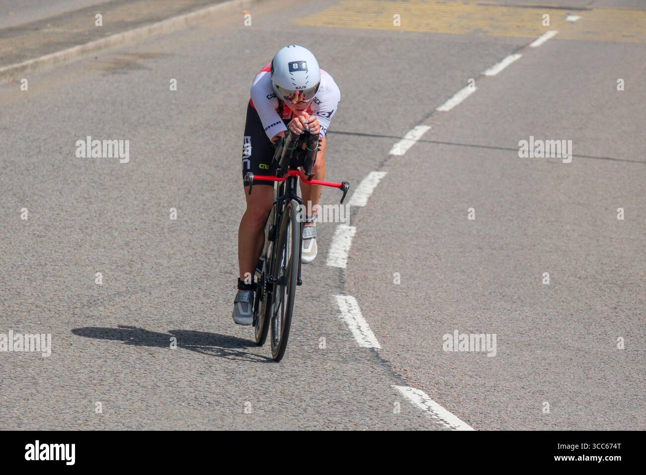 Londra, Regno Unito 9 agosto 2025. Laura Madsen della Danimarca gareggia nella T100 Triathlon femminile a Londra Docklands. Foto Stock Londra, Regno Unito 9 agosto 2025. Laura Madsen della Danimarca gareggia nella T100 Triathlon femminile a Londra Docklands. Foto Stock