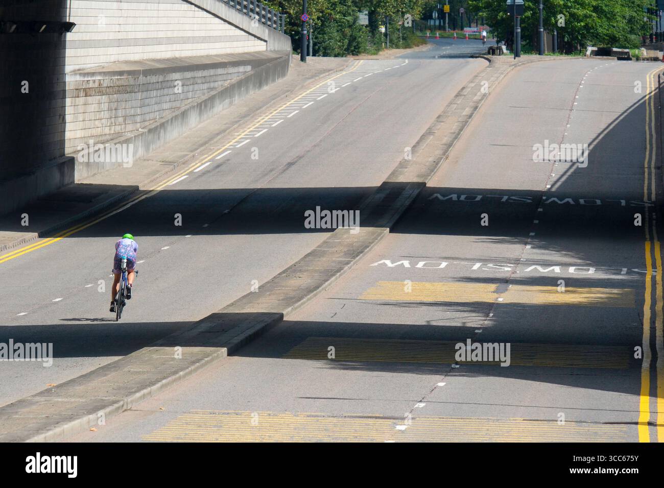 Londra, Regno Unito 9 agosto 2025. Un concorrente corre attraverso i Docklands di Londra durante la tappa ciclistica della T100 Triathlon femminile. Foto Stock Londra, Regno Unito 9 agosto 2025. Un concorrente corre attraverso i Docklands di Londra durante la tappa ciclistica della T100 Triathlon femminile. Foto Stock