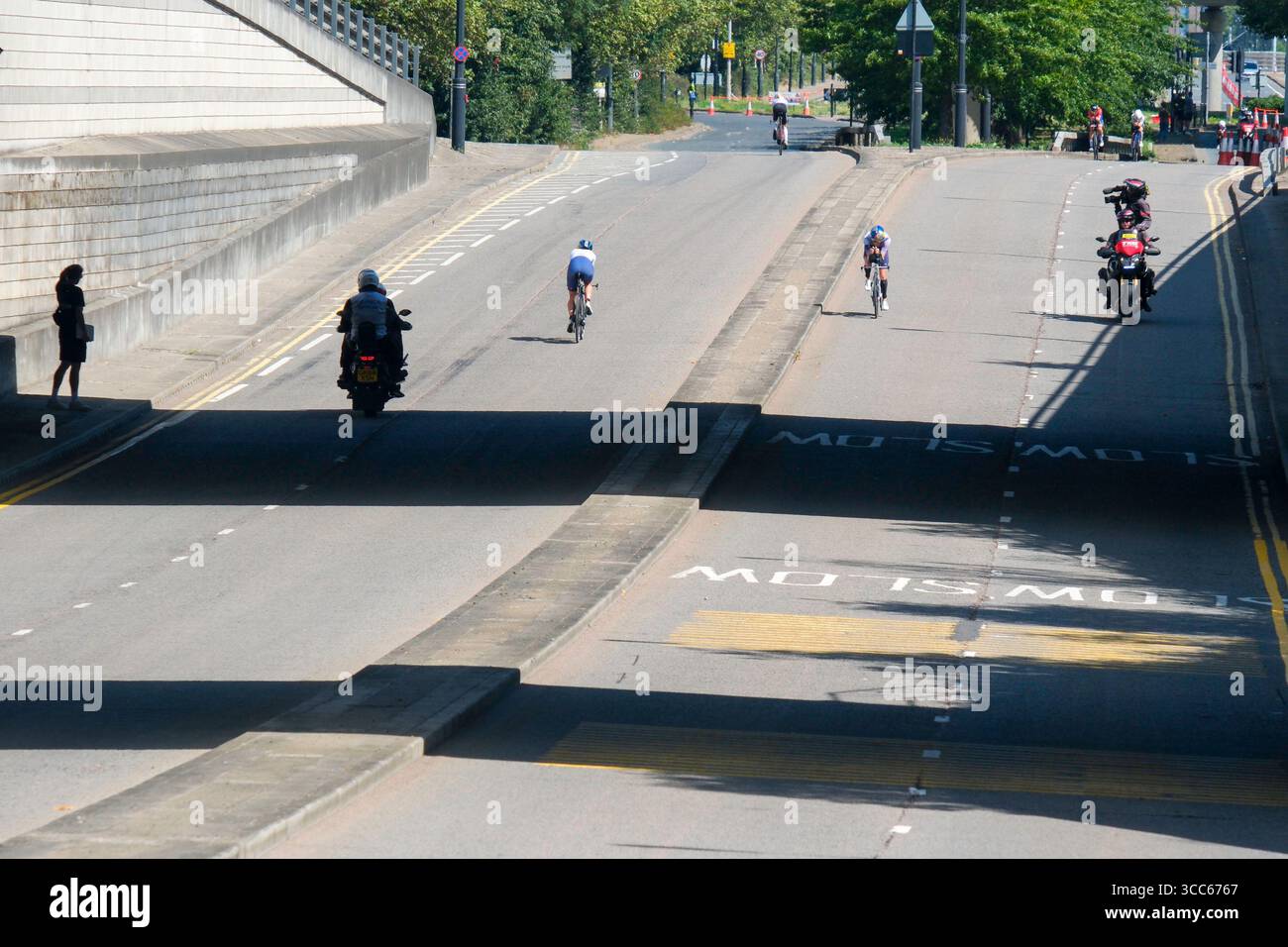 Londra, Regno Unito 9 agosto 2025. Le concorrenti attraversano i Docklands di Londra durante la tappa ciclistica della T100 Triathlon femminile. Foto Stock Londra, Regno Unito 9 agosto 2025. Le concorrenti attraversano i Docklands di Londra durante la tappa ciclistica della T100 Triathlon femminile. Foto Stock