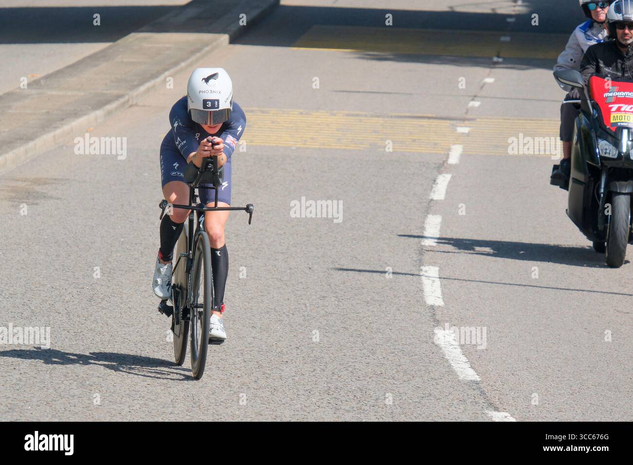Londra, Regno Unito 9 agosto 2025. Kate Waugh (GB) gareggia nella T100 Triathlon femminile a Londra Docklands finendo al secondo posto. Foto Stock Londra, Regno Unito 9 agosto 2025. Kate Waugh (GB) gareggia nella T100 Triathlon femminile a Londra Docklands finendo al secondo posto. Foto Stock