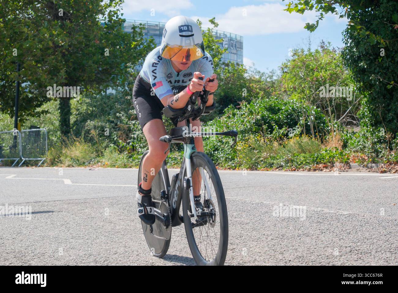 Londra, Regno Unito 9 agosto 2025. Grace Alexander (USA) gareggia nella T100 Triathlon femminile nella Docklands di Londra. Foto Stock Londra, Regno Unito 9 agosto 2025. Grace Alexander (USA) gareggia nella T100 Triathlon femminile nella Docklands di Londra. Foto Stock
