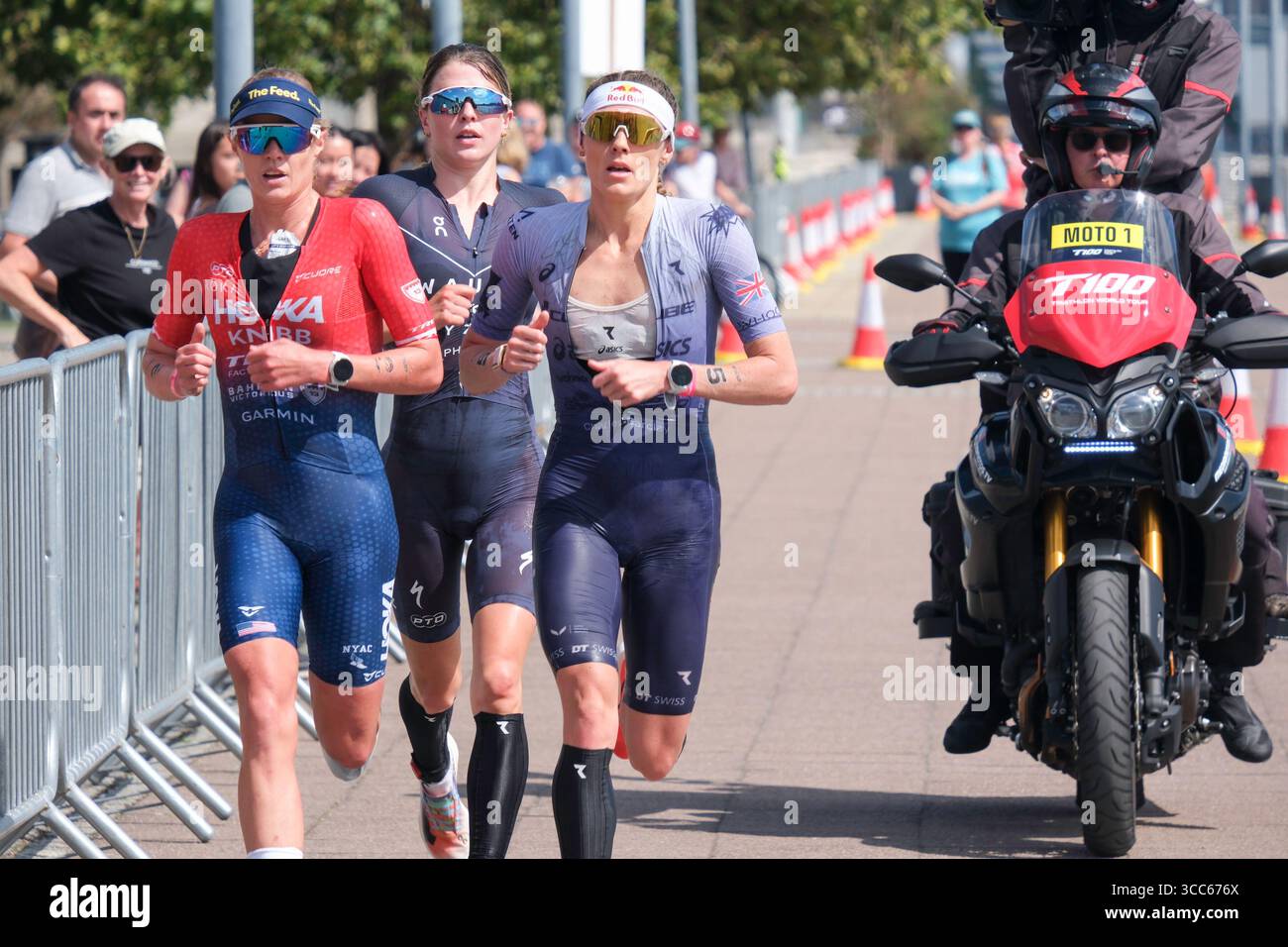 Londra, Regno Unito 9 agosto 2025. Taylor Knibb (USA), Kate Waugh (GB) e Lucy Charles-Barclay (GB) gareggiano nella T100 Triathlon femminile a Londra Docklands con Charles-Barclay che finisce primo, Waugh secondo e Knibb terzo. Foto Stock Londra, Regno Unito 9 agosto 2025. Taylor Knibb (USA), Kate Waugh (GB) e Lucy Charles-Barclay (GB) gareggiano nella T100 Triathlon femminile a Londra Docklands con Charles-Barclay che finisce primo, Waugh secondo e Knibb terzo. Foto Stock